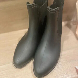 - JEFFREY CAMPBELL SHOES CLOUDY WATERPROOF CHELSEA RAIN BOOTS MATTE  BLACK 6